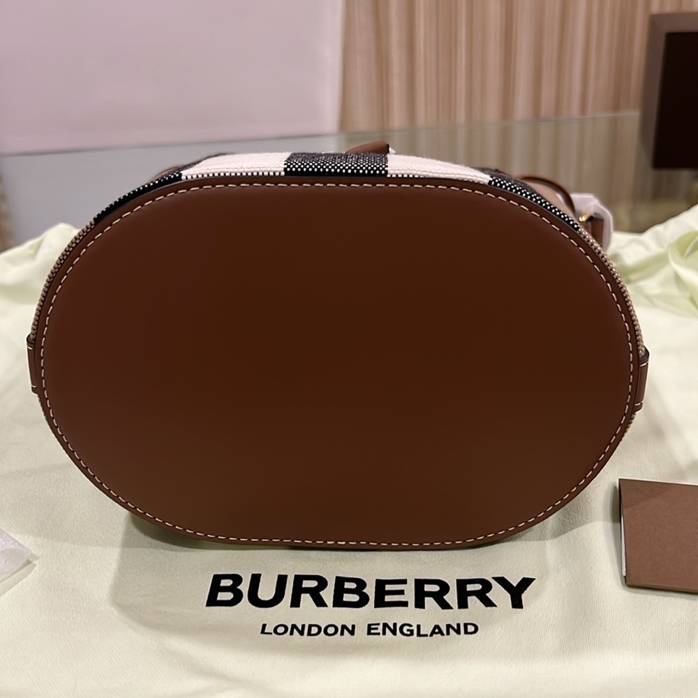 🔥🔥🔥Authentic Burberry Check Bucket - Picture 6 of 12